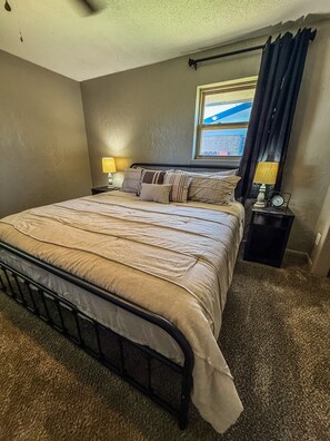 3 habitaciones, tabla de planchar con plancha y cuna de viaje 