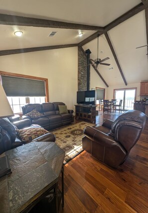 Smart TV, fireplace - Live Oak Combo - Cabin & Annex - 3 bedrooms for larger groups outside Lampasas (Lampasas)