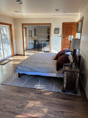 3 habitaciones, tabla de planchar con plancha, wifi y ropa de cama 