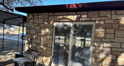 Live Oak Combo - Cabin & Annex - 3 bedrooms for larger groups outside Lampasas