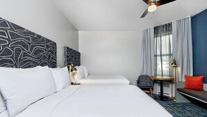 A hotel room with a large bed, a desk, a chair, and a sofa. - 2 Charming Unit with Rooftop Pool, Near Yerba Buena & Chase Center (San Francisco)