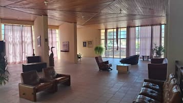 Área de estar no saguão