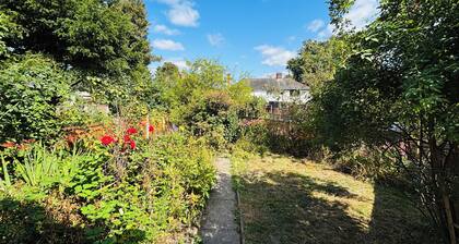 4-bed home family friendly and perfect for professionals. Heart of Bham/Solihull