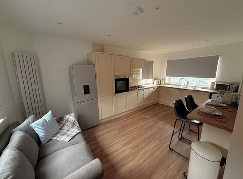 4-bed home family friendly and perfect for professionals. Heart of Bham/Solihull