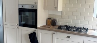 4-bed home family friendly and perfect for professionals. Heart of Bham/Solihull