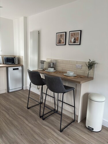 4-bed home family friendly and perfect for professionals. Heart of Bham/Solihull