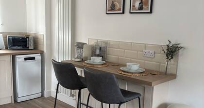 4-bed home family friendly and perfect for professionals. Heart of Bham/Solihull