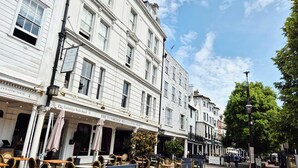 Een historisch pand met een bordje voor The Tunbridge Wells Hotel.