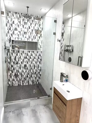 Shower, hair dryer, towels, soap - Luxury 3-Bedroom Apartment – Near NYC + NYC Views Nearby (Edgewater)
