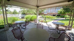 Outdoor dining - Luxury 3-Bedroom Apartment – Near NYC + NYC Views Nearby (Edgewater)