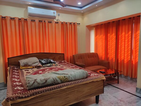 1 bedroom, iron/ironing board, WiFi, bed sheets - luxury penthouse on budget (Kolkata)