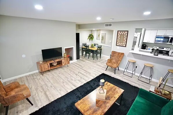 Una Smart TV, una chimenea