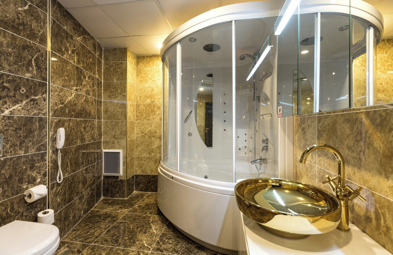 King Room | Badkamer | Een douche, een haardroger, pantoffels, handdoeken