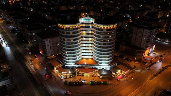 A multi-story hotel with a central courtyard, surrounded by parking and streets. - Yılmazoğlu Park Hotel (Gaziantep)
