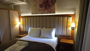 Deluxe tweepersoonskamer, voor 1 persoon, uitzicht op de stad | Een minibar, een kluis op de kamer, een bureau, een laptopwerkplek