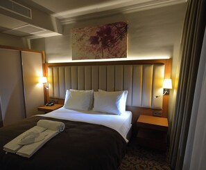 Quarto casal luxo de uso individual, vista para a cidade | Frigobar, cofres nos quartos, escrivaninha