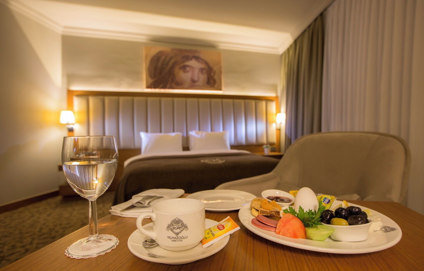 Deluxe-Doppelzimmer zur Einzelnutzung, Stadtblick | Minibar, Zimmersafe, Schreibtisch, laptopgeeigneter Arbeitsplatz