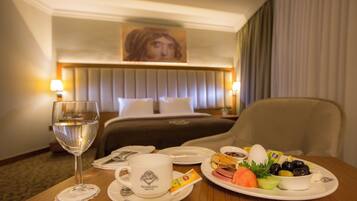 Deluxe-Doppelzimmer zur Einzelnutzung, Stadtblick | Minibar, Zimmersafe, Schreibtisch, laptopgeeigneter Arbeitsplatz