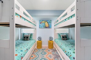 3 quartos, ferros/tábuas de passar roupa, berço de viagem
