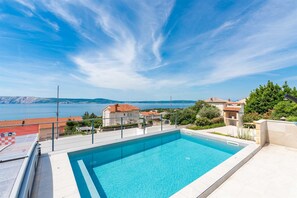 Een verwarmd zwembad