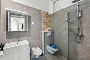 Dusche, Haartrockner, Handtücher
