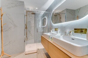 Séchoir à cheveux, serviettes fournies, savon, shampooing