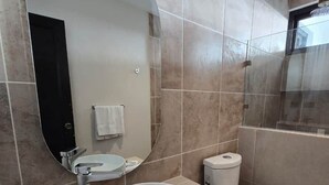 Secador de pelo, toallas, jabón, shampoo