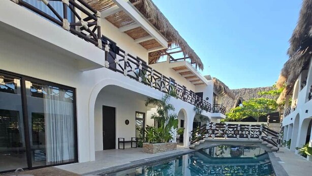 Una piscina al aire libre