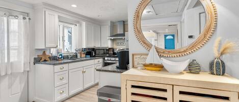 Microondas, horno, placa de cocina