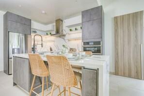 Een koelkast, een microgolfoven, een oven, een vaatwasser