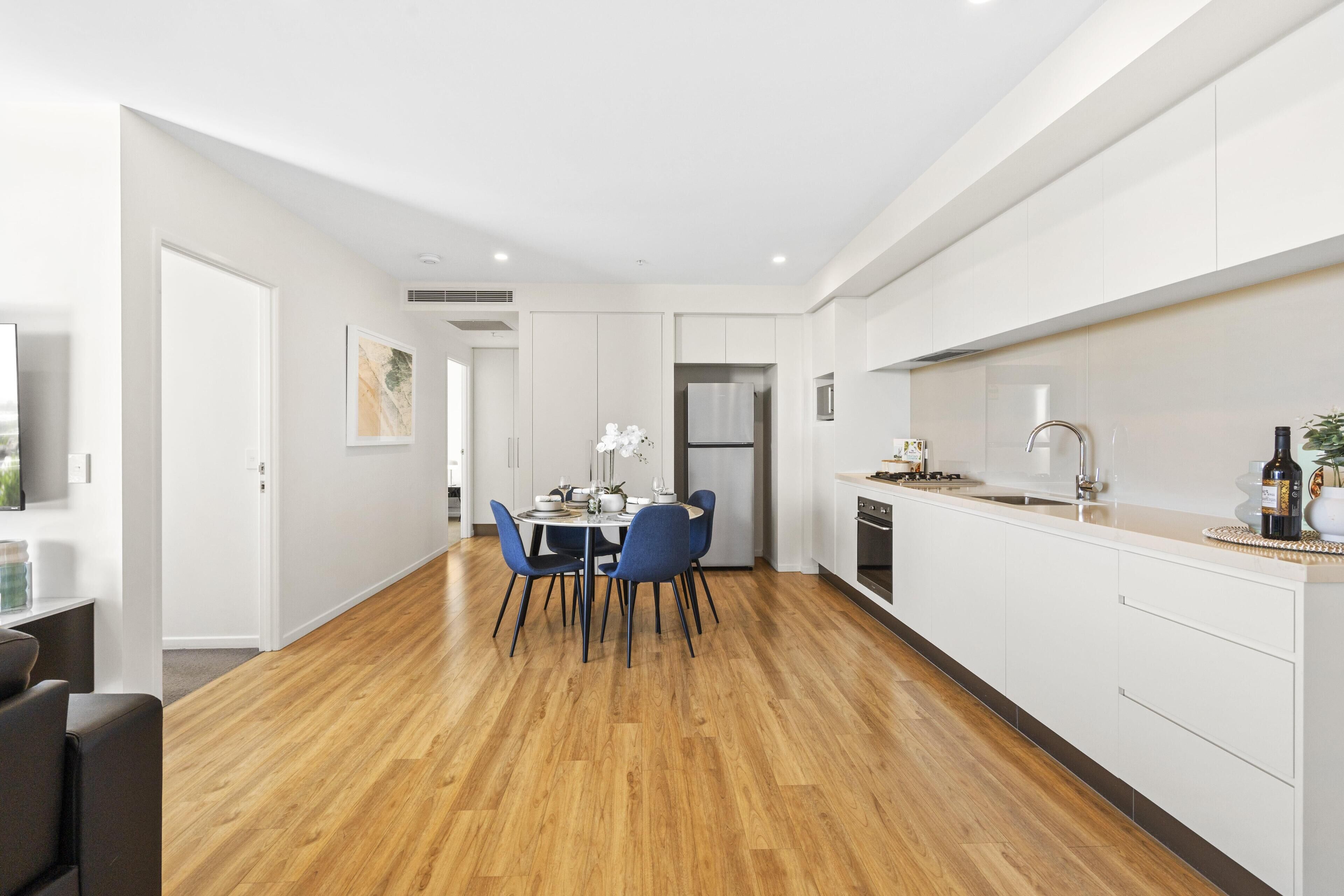 Een koelkast, een microgolfoven, een oven, een kookplaat