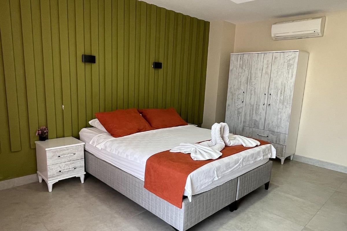 Superior Suite, Balcony, Pool View | Dihias secara berasingan, meja, cadar katil