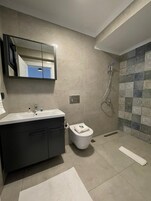 Chuveiro, chuveiro com efeito de chuva, secador de cabelo 