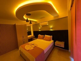 Apartamento família, sacada, vista para a piscina | Individualmente decorados, escrivaninha, roupa de cama