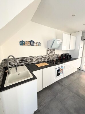 Fridge, oven, stovetop, dishwasher - House - 5 min beach - AC - Charming town centre (Frontignan)