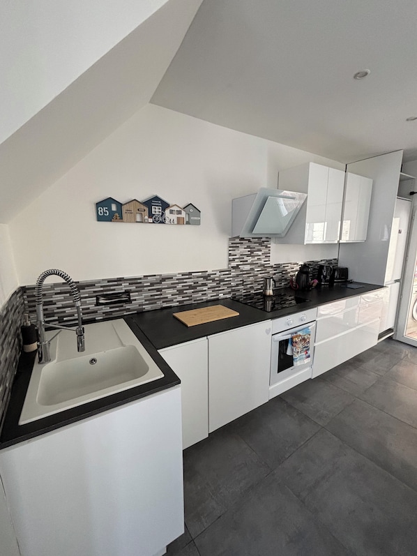 Fridge, oven, stovetop, dishwasher