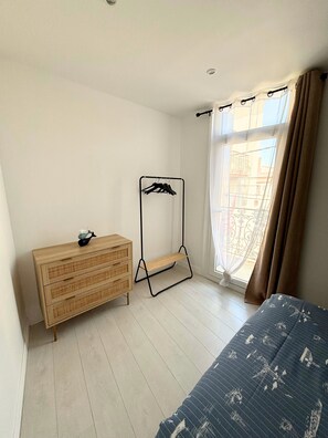 2 bedrooms, free WiFi, bed sheets - House - 5 min beach - AC - Charming town centre (Frontignan)