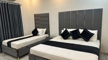 Deluxe Triple Room | Desk, free WiFi