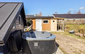Outdoor spa tub - Cozy home in Grenaa with WiFi (Grenaa)