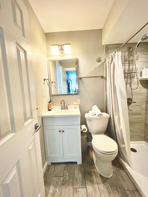 Hårtork, handdukar, tvål och schampo