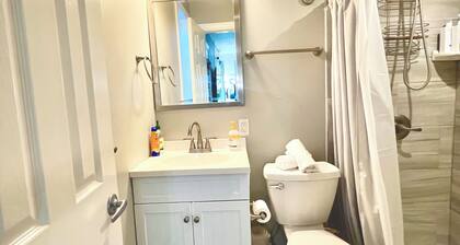 Sunny St. Pete Beach Hideaway - 1br 1ba - 6min walk to the beach