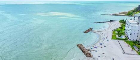 Camastros y toallas de playa