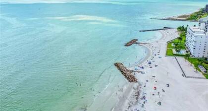 Sunny St. Pete Beach Hideaway - 1br 1ba - 6min walk to the beach