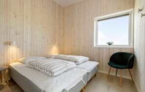 7 bedrooms, travel crib, free WiFi - Awesome home in Glesborg with sauna (Glesborg)