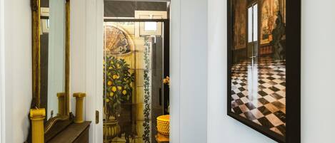 المنشأة من الداخل