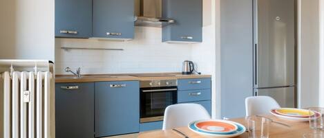 Kühlschrank, Esstisch