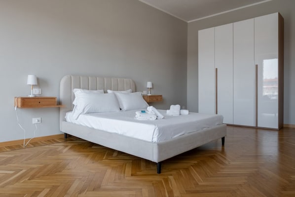 3 bedrooms, desk