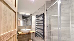 Shower, hair dryer, toilet paper - Cosy nature gite with courtyard, Southern Ardèche, sleeps 4 - Le Figuier (Gras)
