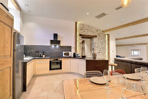 Fridge, microwave, oven, stovetop