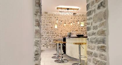 Cosy nature gite with courtyard, Southern Ardèche, sleeps 4 - Le Figuier